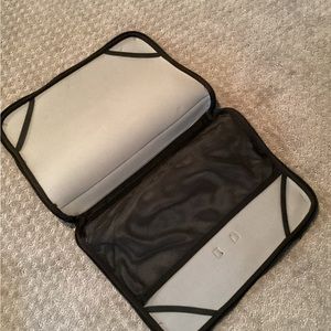 Shoreline padded laptop sleeve,zipper close,inside pocket, elastic to secure